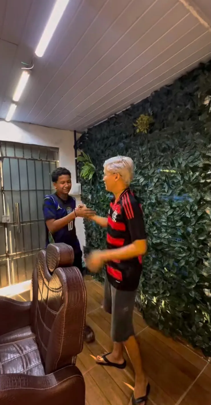 Recepção da Barbearia Nakamura, com parede verde e poltronas de couro
