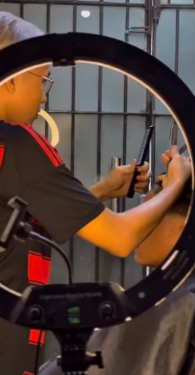 Bastidores do registro em vídeo de um atendimento na Barbearia Nakamura