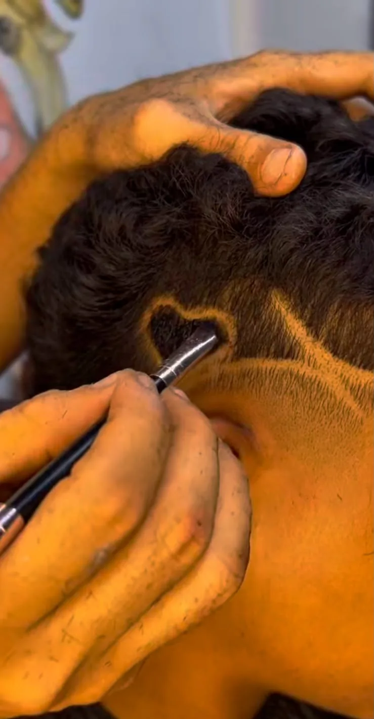 Desenho personalizado em formato de coração no degradê, feito à mão